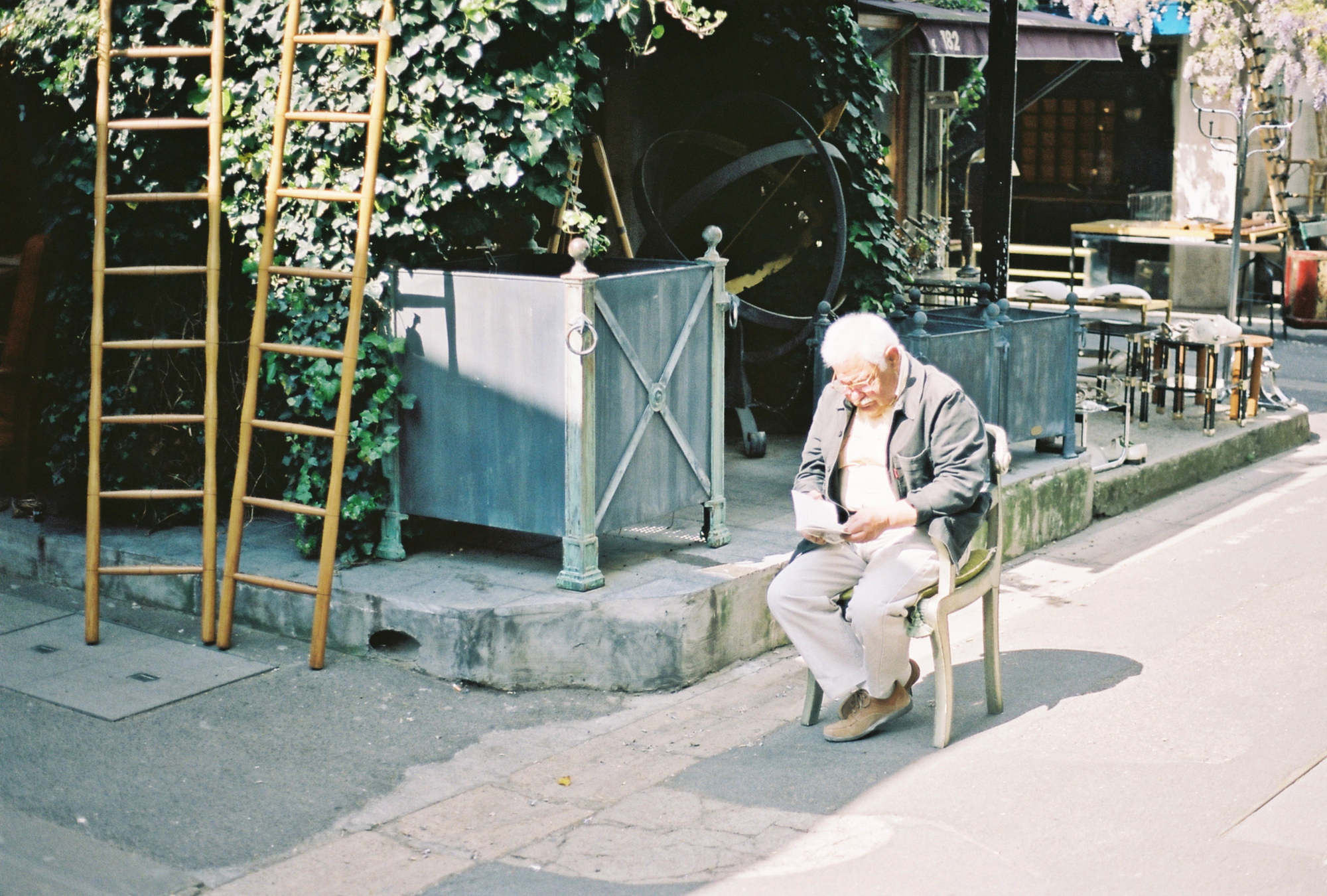 Reading a book,  Marché aux Puces de Saint-Ouen